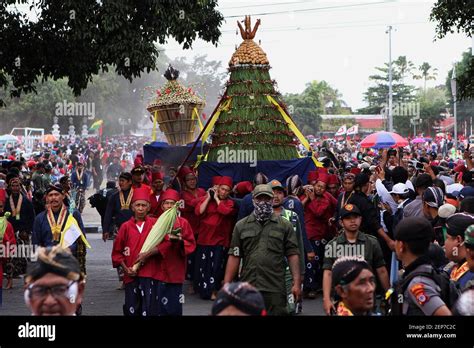 Le “Tableau du Royaume de Yogyakarta” : Une Exploration Vibrant des Rites et Coutumes Javanesaises !