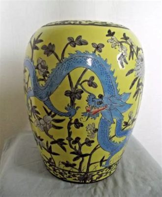 Le Vase à Dragons Volants : Délicatesse d'Émail Céleste et Puissance des Créatures Mythologiques !