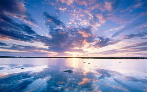  Le Paysage de la Rivière Baekdu: Une Ode à l'Eau et au Ciel en Couleur Vibrantes