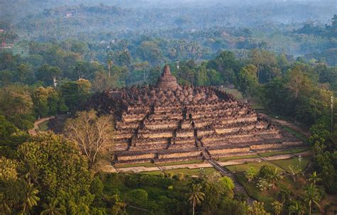 Le Relief de Borobudur aux Divinités Mystiques!