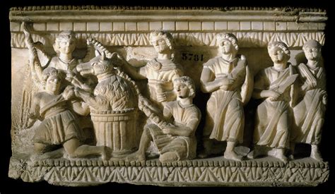  Le Sarcophage de  Eutropio: Sculpture funéraire aux détails raffinés et à l'émotion poignante !